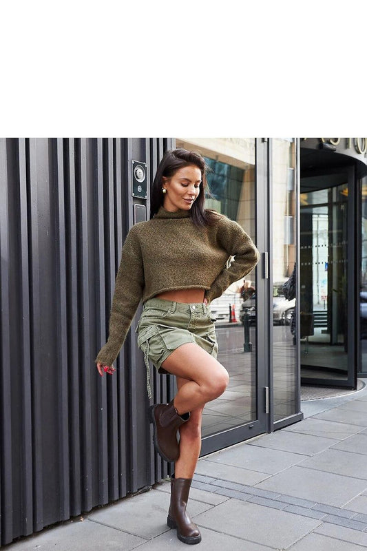 Solea's stylish high brown boots with sapphire-like zircon accents, ensuring comfort and sophistication for winter outings.