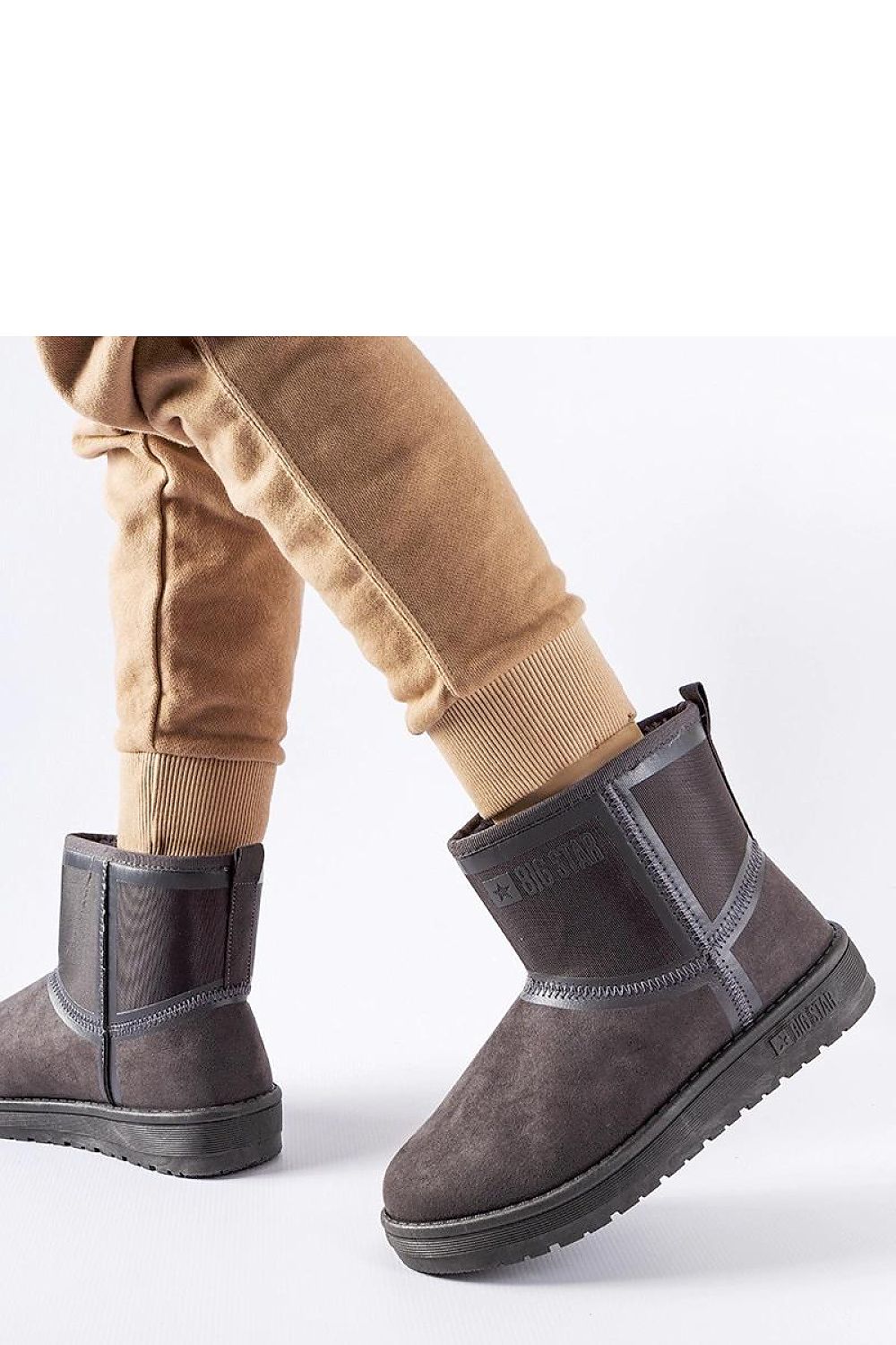 Solea's stylish purple snow boots, offering moisture resistance and warmth, perfect for winter elegance.