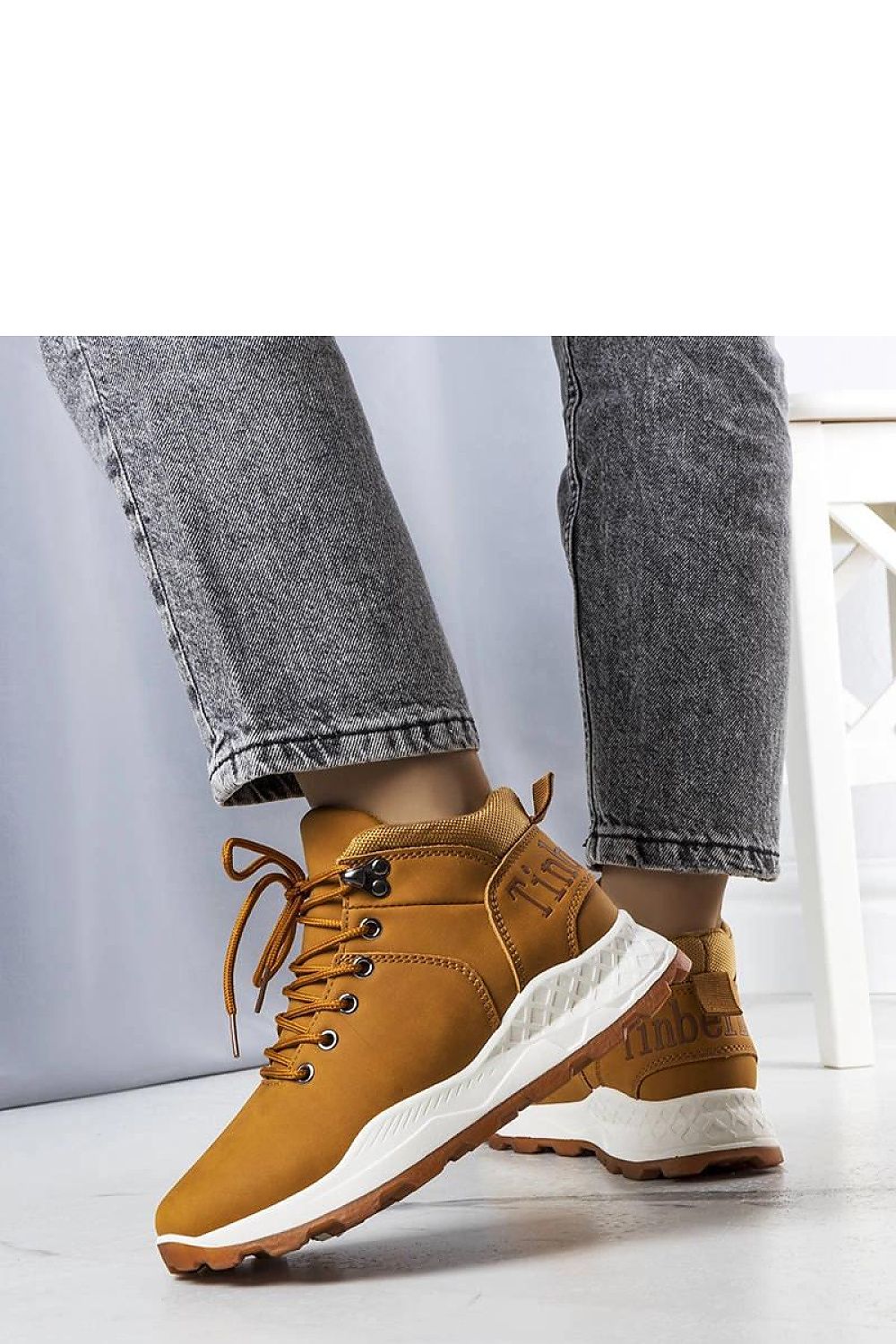 Stylish Solea Women's Adleri Trekking Shoes in brown, featuring luxurious fur-lined interiors for warmth and exceptional fit for outdoor adventures.