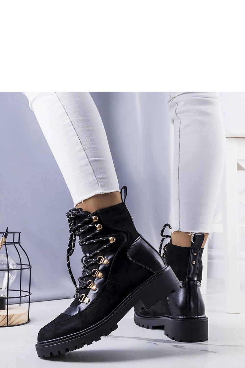 Chic black insulated work boots Leneo from Solea, featuring fashionable lacing, warm fur-like interior, and a versatile rubber sole.