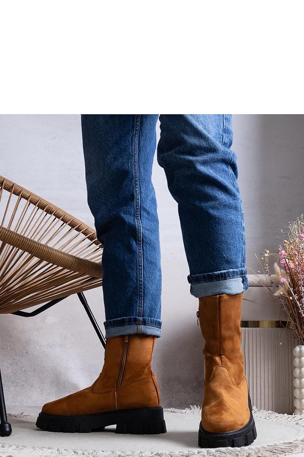 Chic platform ankle boots in brown faux suede, beautifully crafted by Solea, offering both insulation and an eye-catching aesthetic.