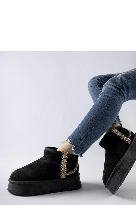 Luxury Solea black platform snow boots featuring an insulated design and elegant slip-on style, perfect for winter outings.