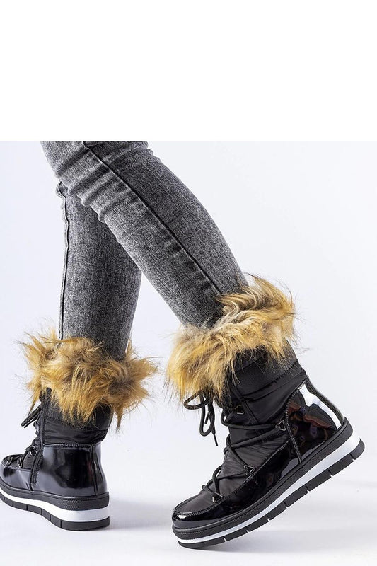 Elegant Solea snow boots with high calf design and stylish black lacquer finish, ideal for cold weather.