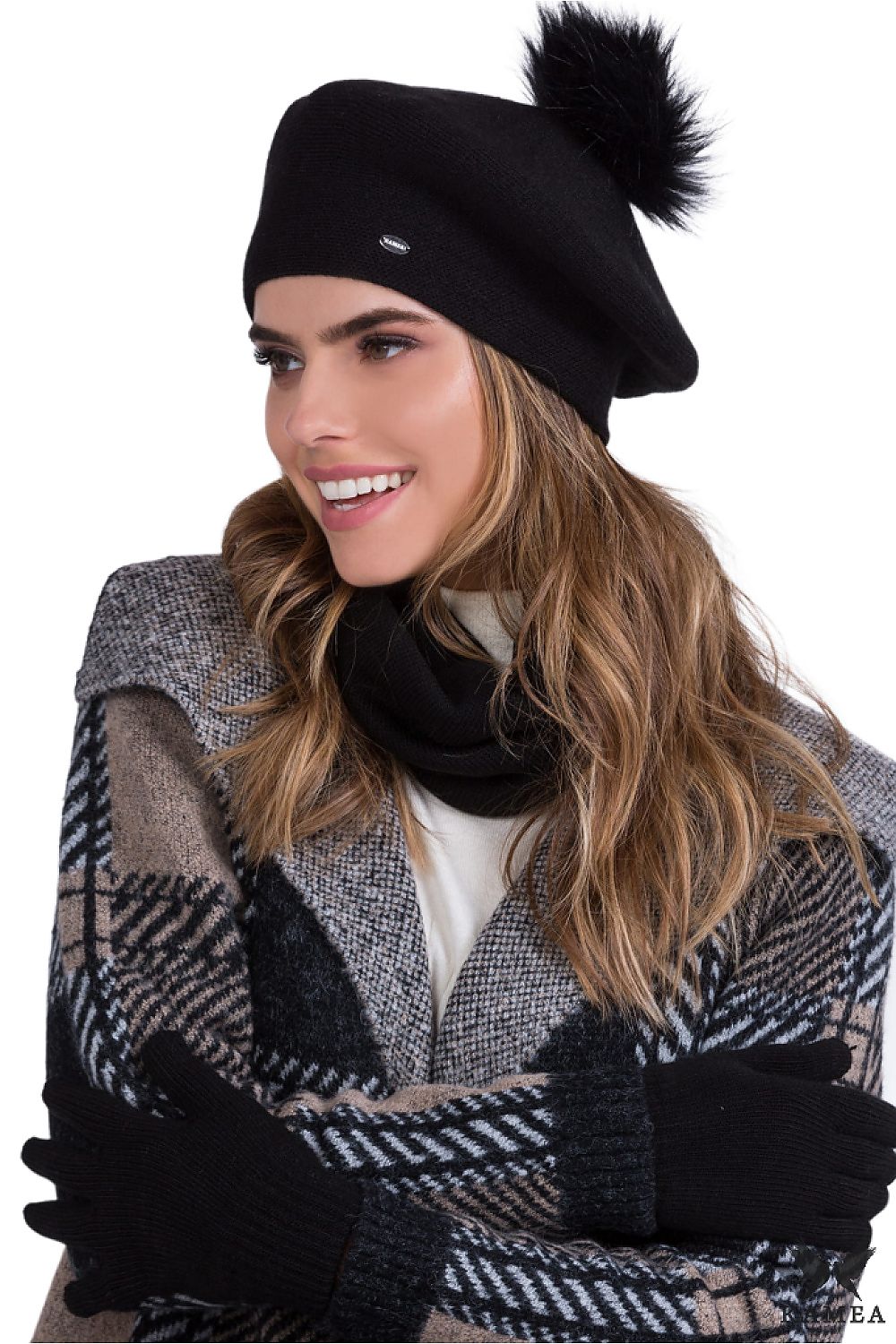Kamea Premium DORA Women's Black Beret featuring a shiny badge and ECO pompon, an elegant accessory for fall and winter fashion.