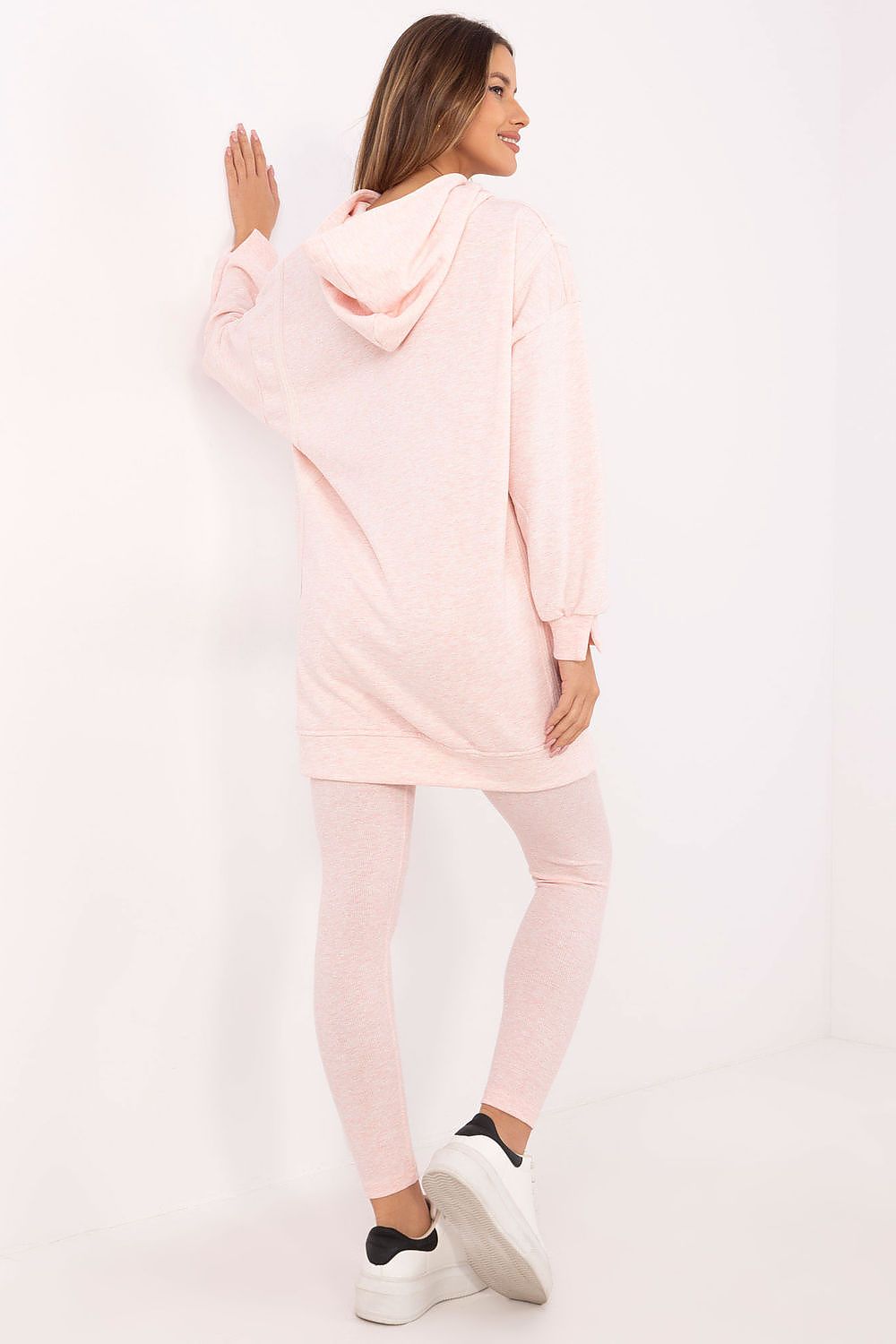 Close-up of a luxurious long sweatshirt with an elongated back and hood, paired with high-waisted leggings, ideal for fashionable women seeking elegance by Factory Price.