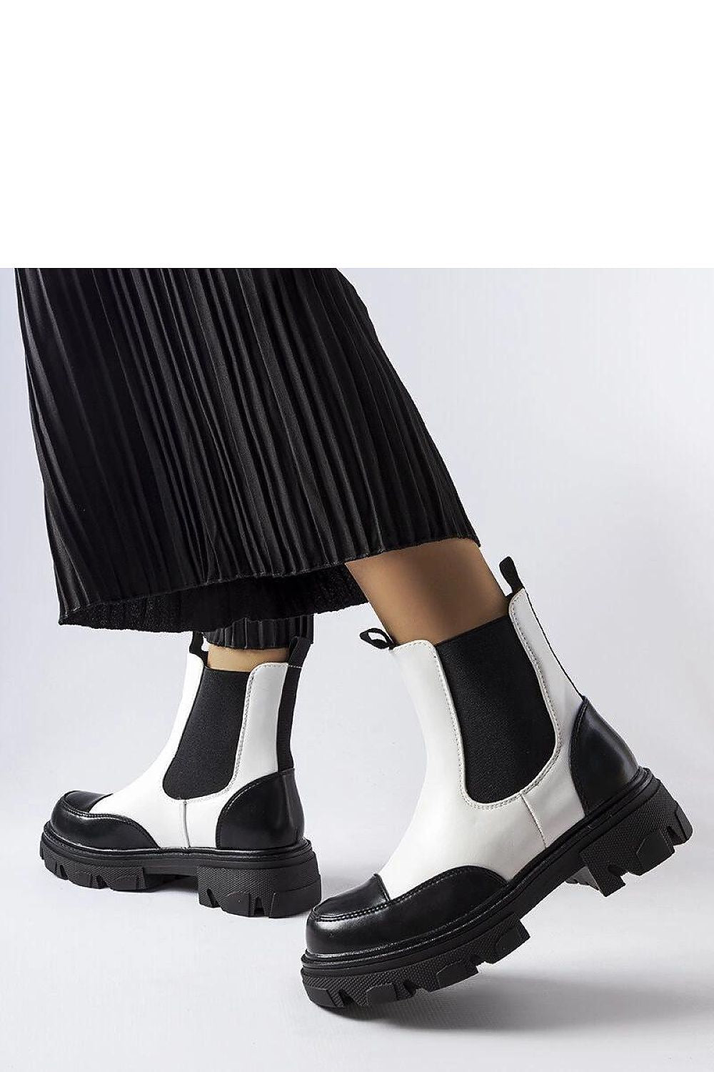 Side view of the Solea Albany Boots, exuding elegance in black and beige and designed for comfort amidst changing seasons.