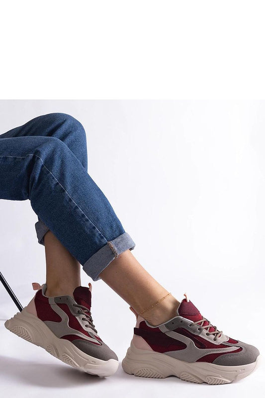 Close-up of Milenka Hurtado burgundy-gray sneakers by Solea, featuring practical lacing and a luxurious design for versatility in women's fashion.