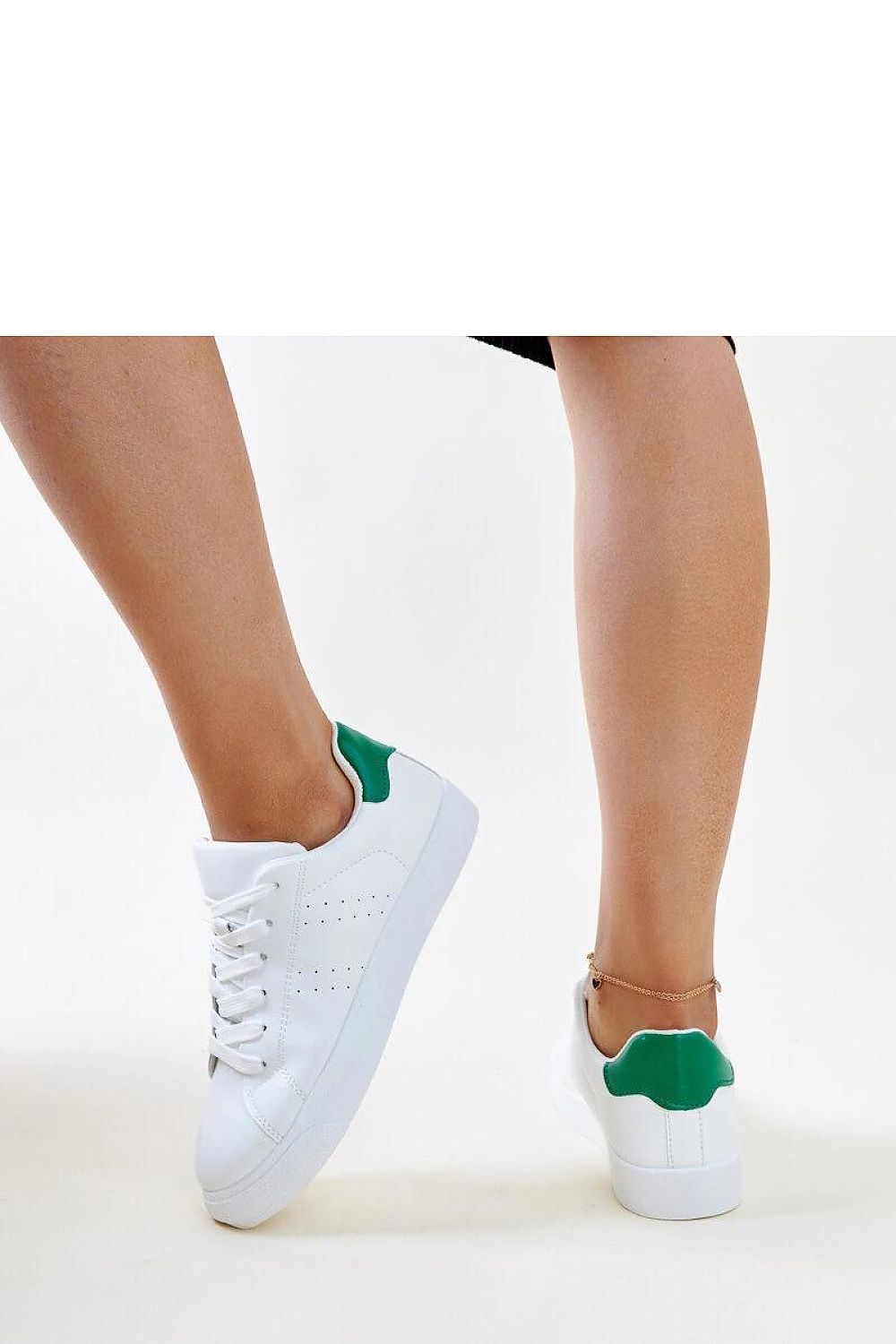 Solea Akila black and white women's sneakers, elegantly displayed, ideal for fashionable outings and casual wear.