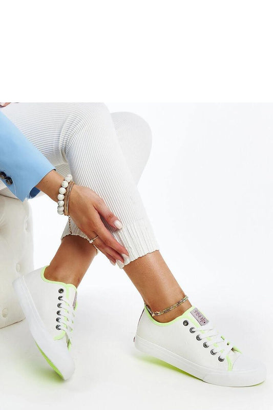 Luxurious white women's sneakers from Solea with a stylish yellow rubber sole. Ideal for everyday wear, showcasing a blend of comfort and sophisticated urban style.