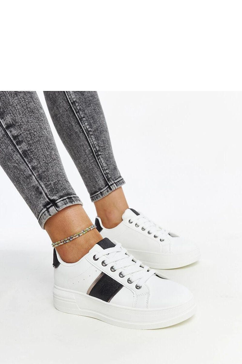 Fashion-forward Finestra sneakers by Solea displayed against a chic backdrop, ideal for everyday wear, blending style with comfort seamlessly.