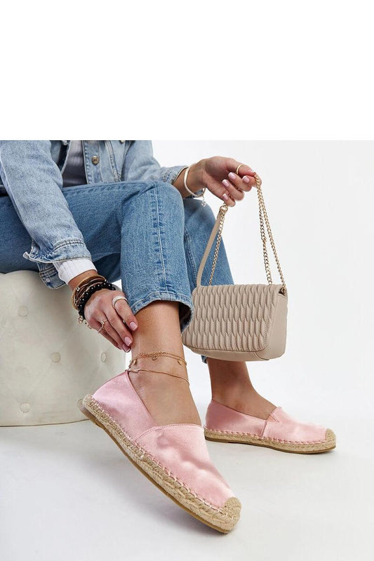 Elegant light pink Solea espadrilles with breathable fabric, featuring a chic 2.5cm heel, perfect for enhancing your summer wardrobe.