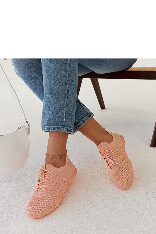 Close-up view of Solea Mairago pink sneakers featuring a chic 4 cm heel and high-quality textile craftsmanship.