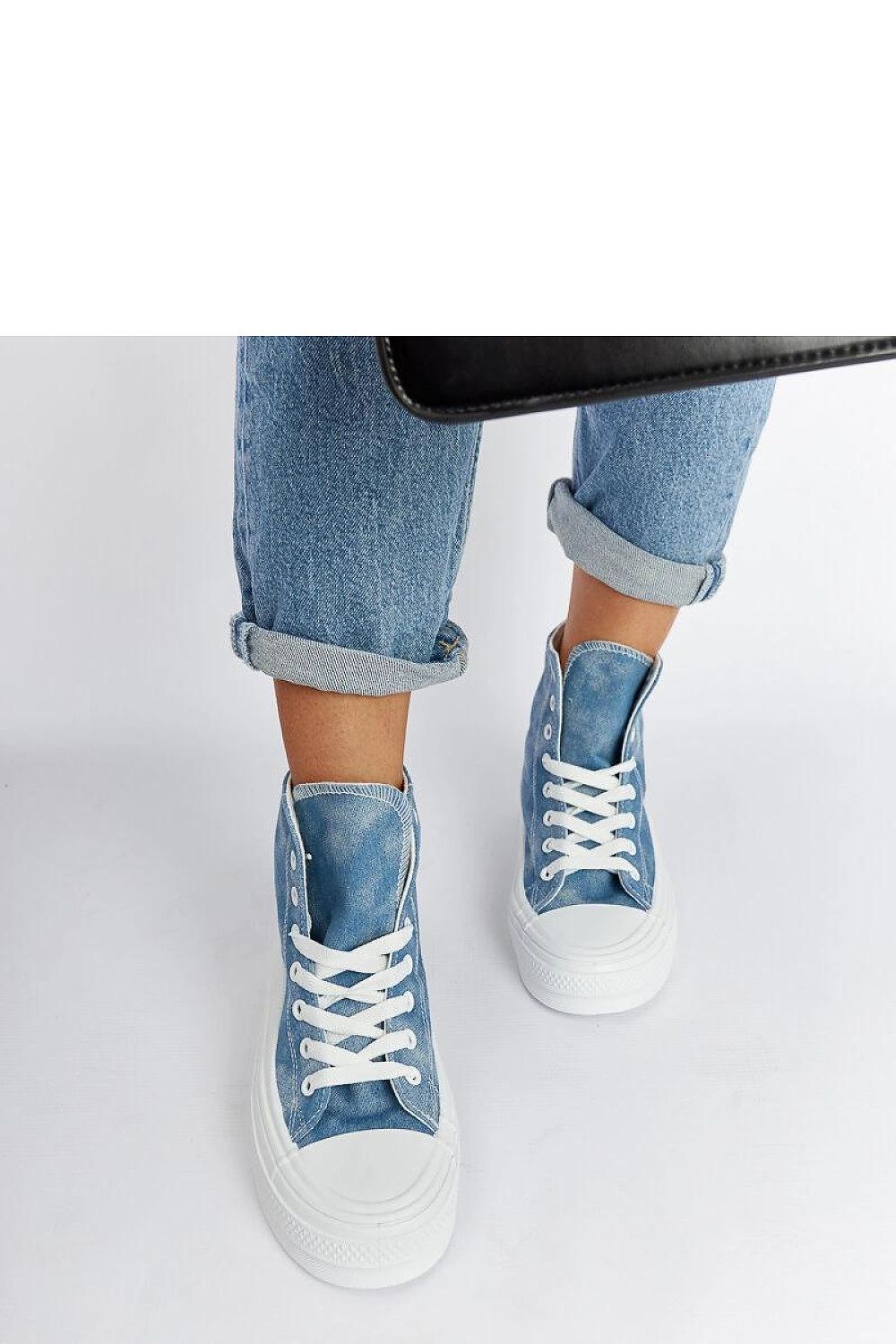 Close-up of Solea Vicente Blue Platform Sneakers, featuring high-quality fabric and a premium white rubber sole for comfort and style