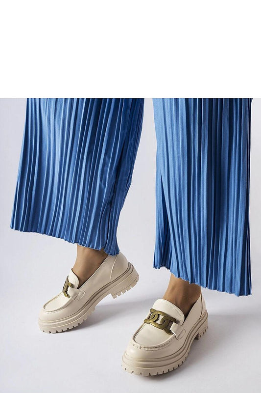 Elegant Solea moccasins in beige with a 5 cm heel, showcasing a chic buckle design. Perfect blend of comfort and sophistication for women.