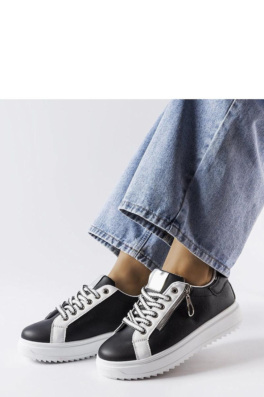 Elegant women's black platform sneakers by Solea, showcasing high-quality materials and a trendy design for autumn and spring.