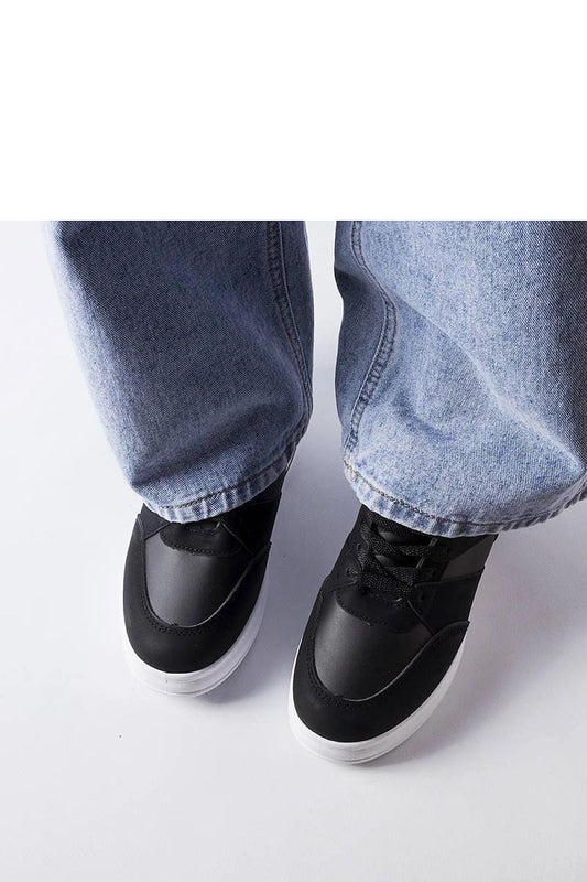 Black CinqMars wedge sneakers by Solea, featuring luxurious design and 6cm heel, ideal for stylish summer outings.