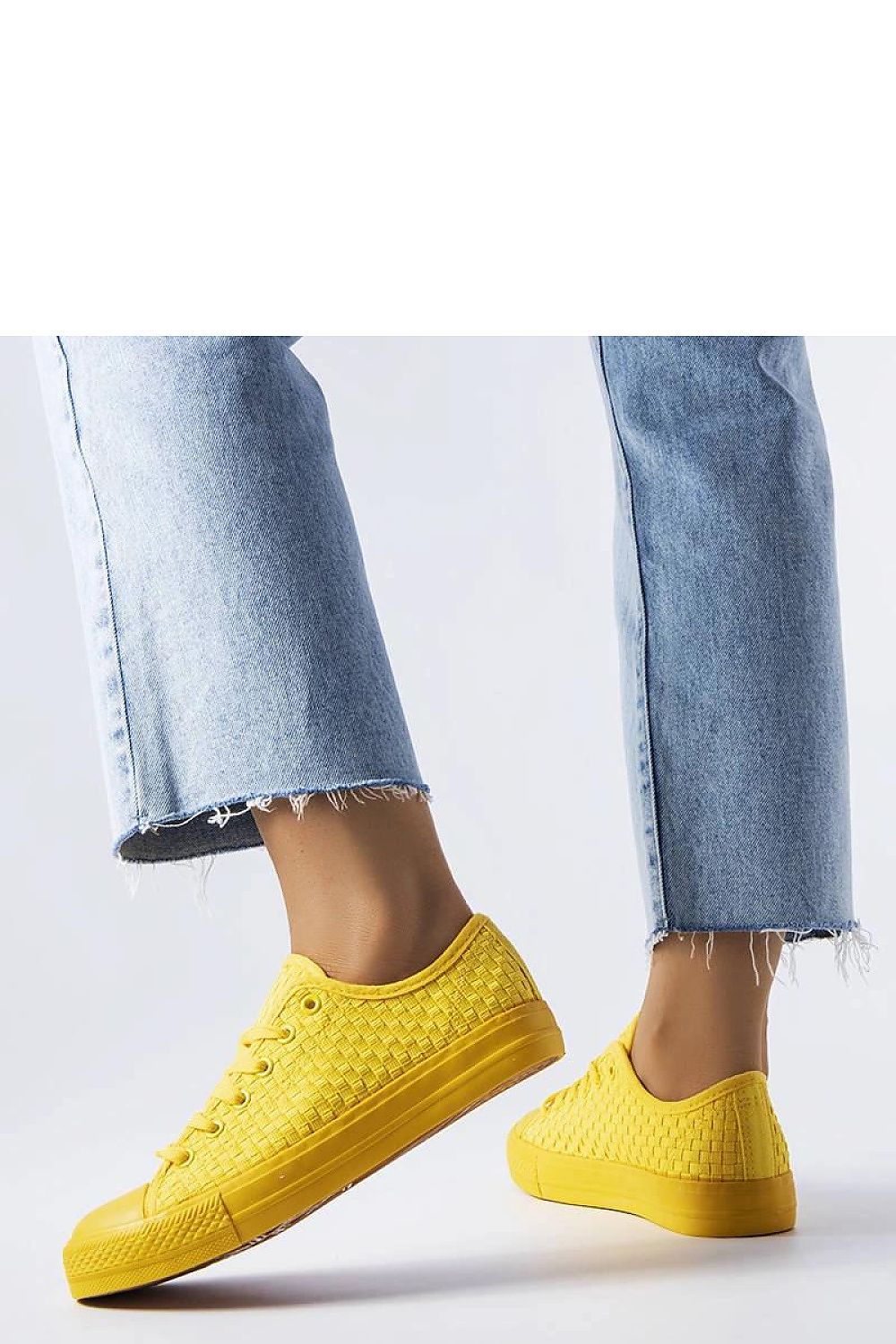 Close-up view of Solea women's red woven sneakers, highlighting the intricate Thibodeau fabric and flexible rubber sole, ideal for a fashionable summer look.