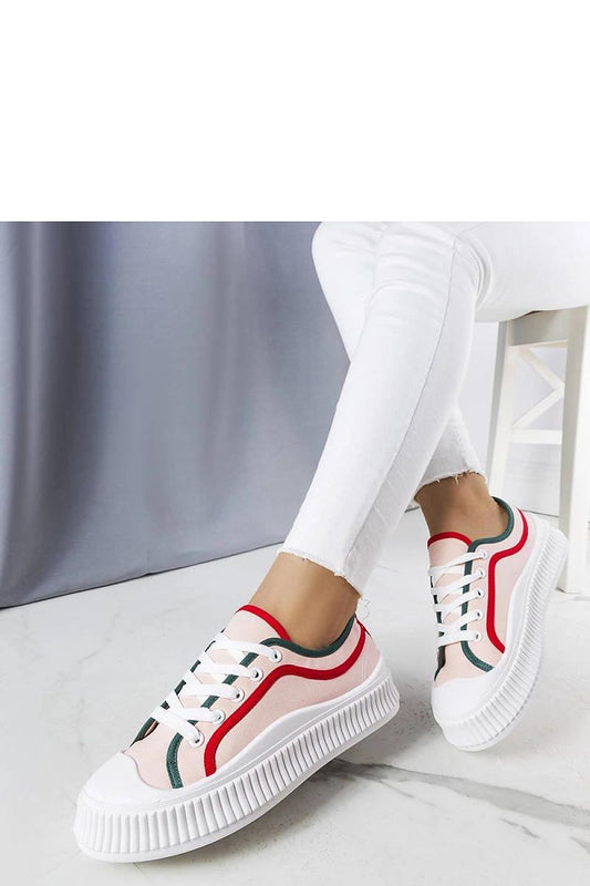 Close-up angle of the luxurious Johanna pink platform sneakers by Solea, highlighting the classic round toe and flat lace fastening for a chic casual look.