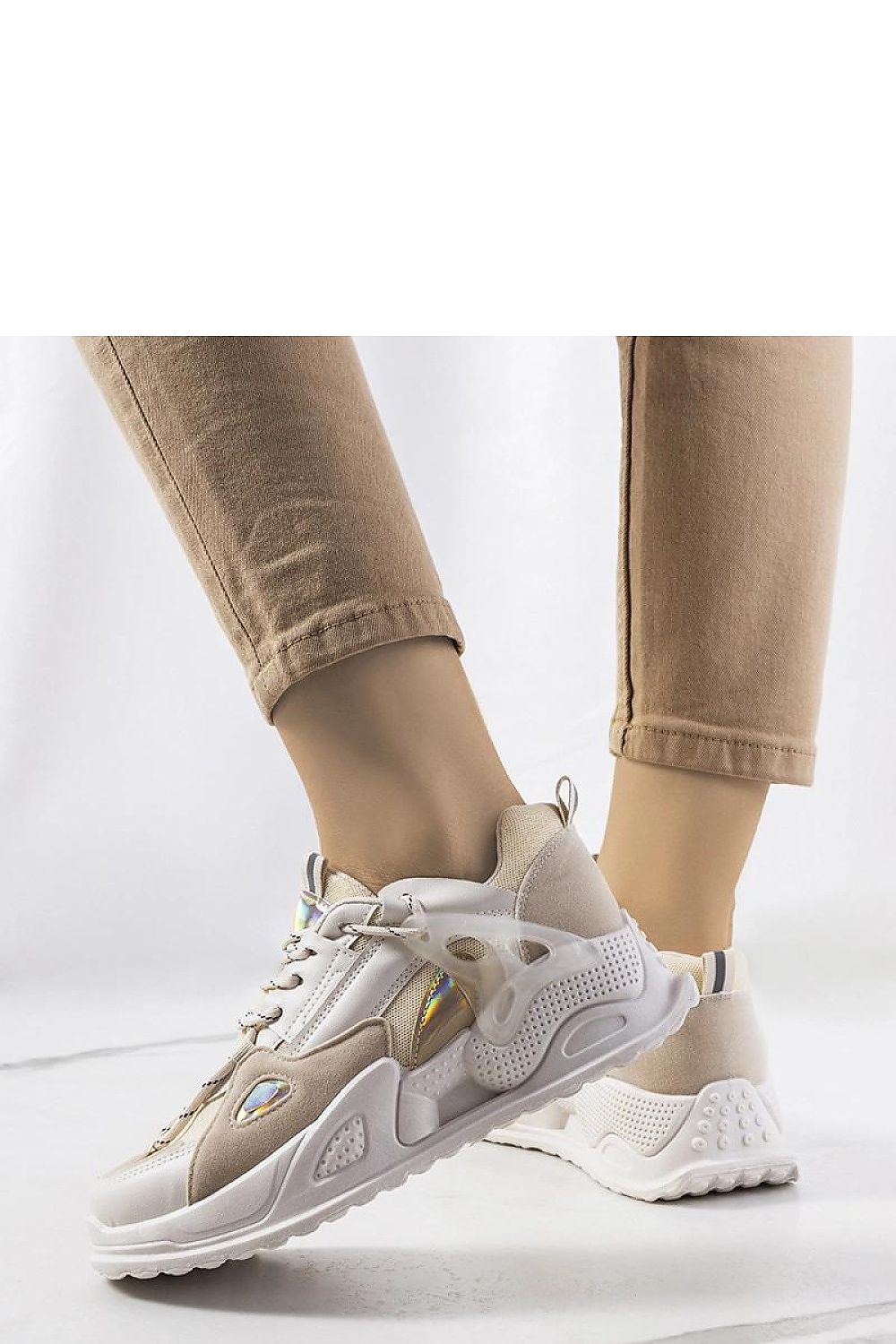 Side view of Solea beige Mansfield sneakers, highlighting the comfortable 4.5 cm heel and elegant design suited for summer outings.