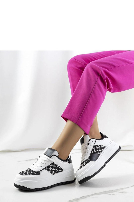 Elegant white rubber sole and lace fastening detail of the white Valpara high sole sneakers by Solea, embodying chic summer footwear.