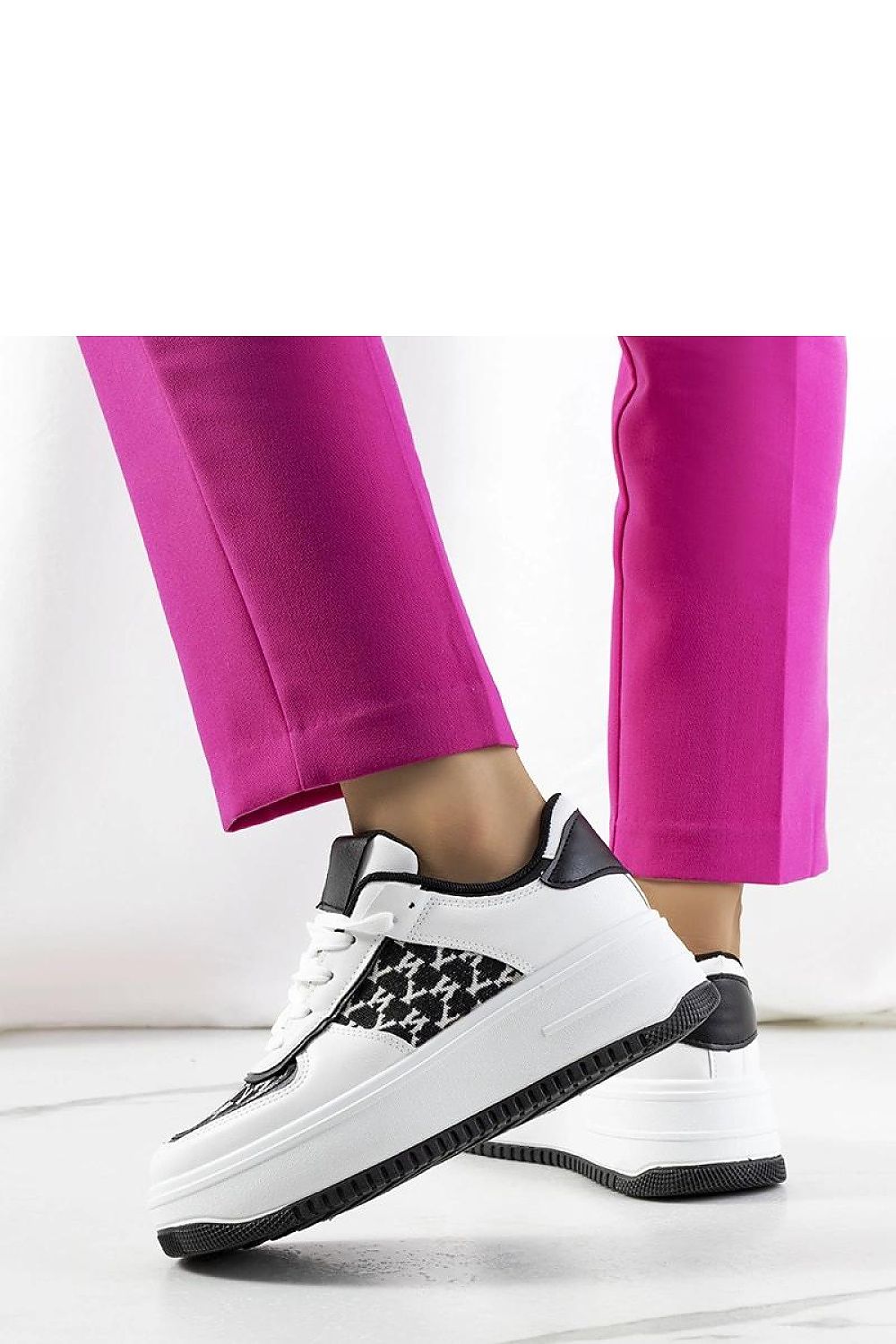 Display of available sizes for white Valpara high sole sneakers by Solea, showcasing the ideal footwear option for luxury summer style in sizes EU 36-41.