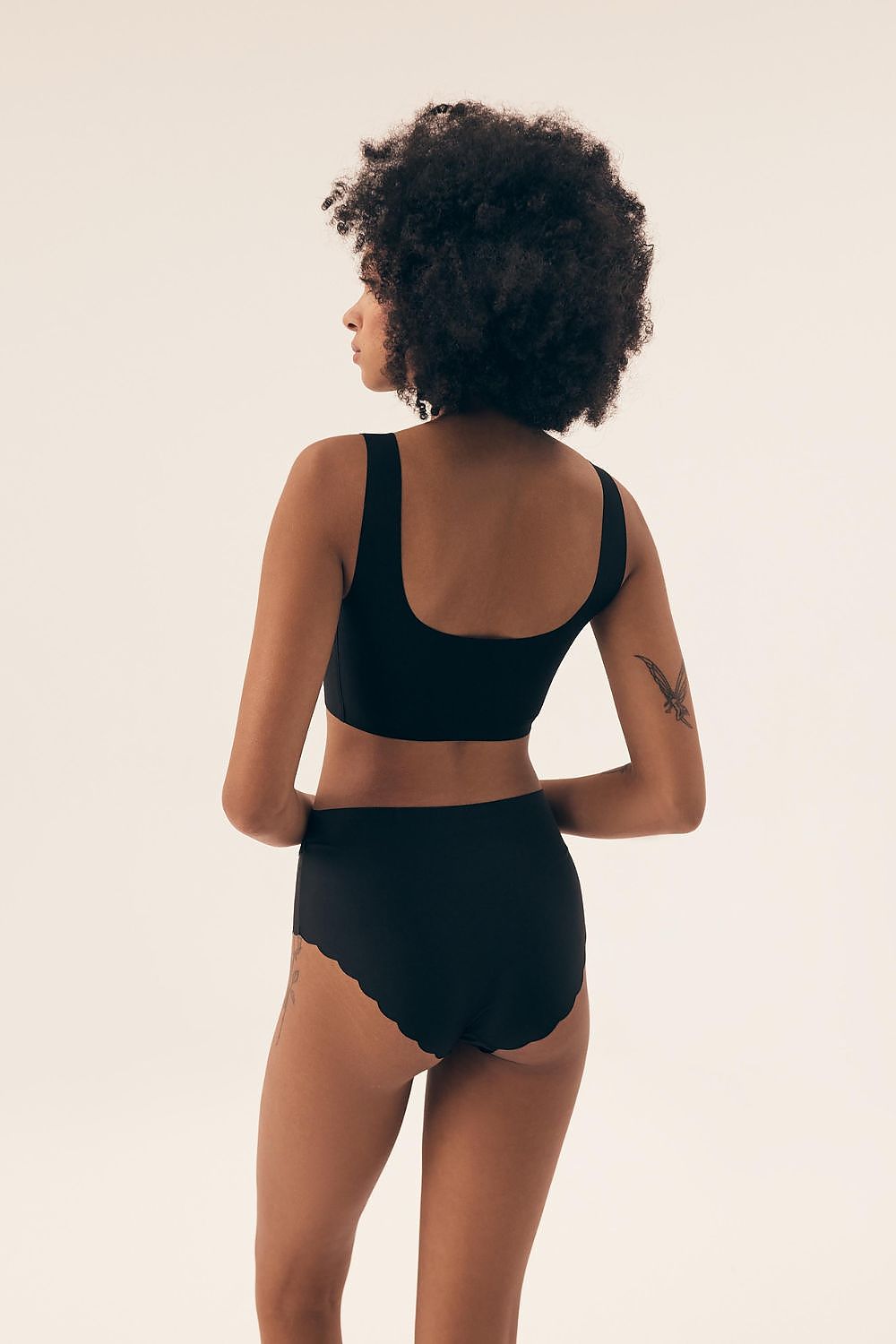 Henderson luxurious soft wire-free bra designed for ultimate everyday comfort, featuring seamless technology and elegant elastic material for a perfect fit in sizes S, M, L, XL, and XXL.