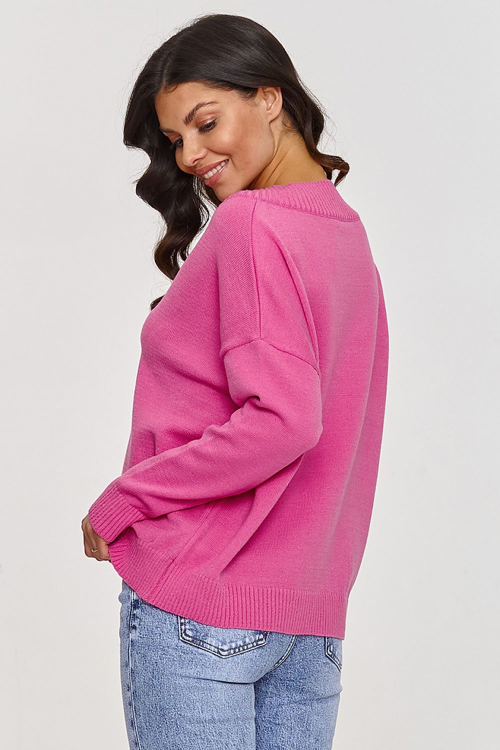 Versatile Makadamia sweater in a classic V-neck style, crafted from durable viscose and PBT blend for timeless elegance.
