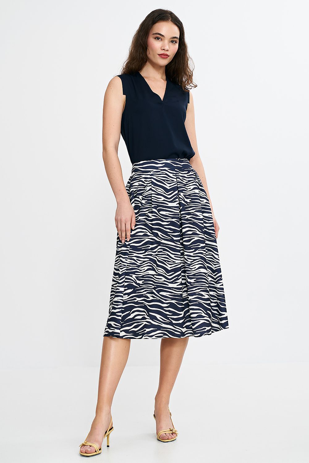 Nife's elegant midi skirt in EU sizes 36-42, designed with a flattering cut and concealed pockets for modern sophistication.