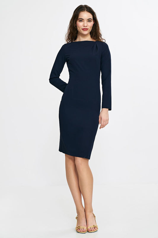 Close-up of the luxurious fabric and zipper detail of the Nife elegant fitted day dress.