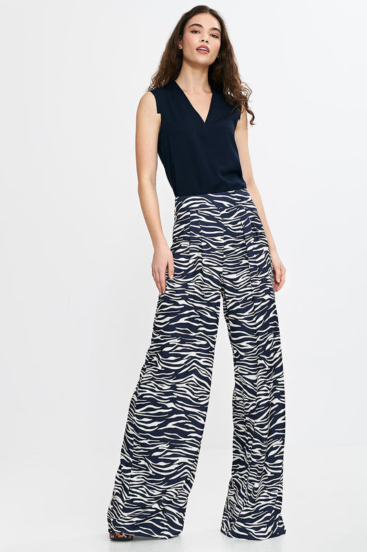 Elegant Nife sleeveless viscose blouse with V-neck, showcasing a light and comfortable design for sizes EU 36 to 42.