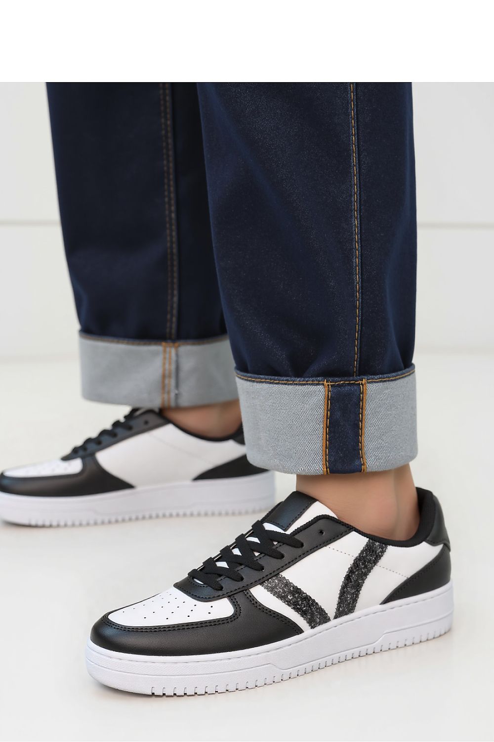 Inello LORENEX Black Sneakers featuring a modern classic design with shiny accents, available in sizes 36-41, perfect for both everyday and streetwear outfits.