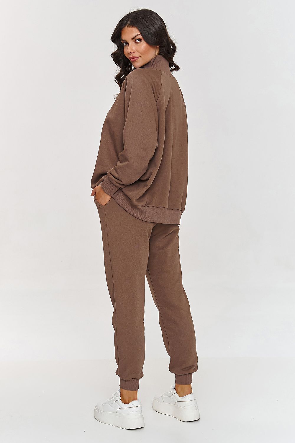 Makadamia's versatile sweatpants and blouse set, made with premium cotton for luxurious comfort in everyday fashion.