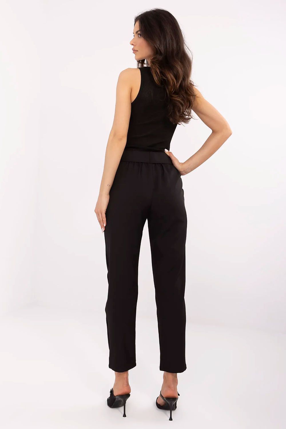 Sophisticated women's cigarette trousers by NM, highlighting a perfect fit with side pockets and a stylish belt, perfect for fashionable women.