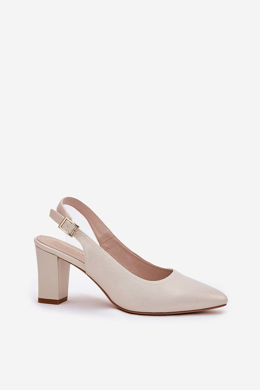 Chic pointed toe design of Step in Style luxury pumps, featuring a comfortable 7.5 cm heel, perfect for any upscale occasion.
