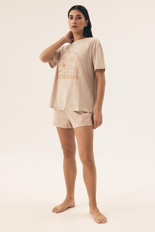 Elegant Henderson short-sleeved women's pyjamas made of 100% cotton, designed for ultimate comfort and style.