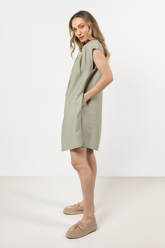 Luxurious Awama Daydress showcasing a flattering loose fit design, ideal for comfort and elegance on warm days.