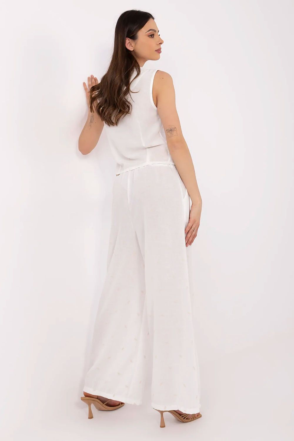 Wide-leg trousers from the Italy Moda women's 2-piece set, showcasing high-waisted design with side slip pockets in a chic casual style.