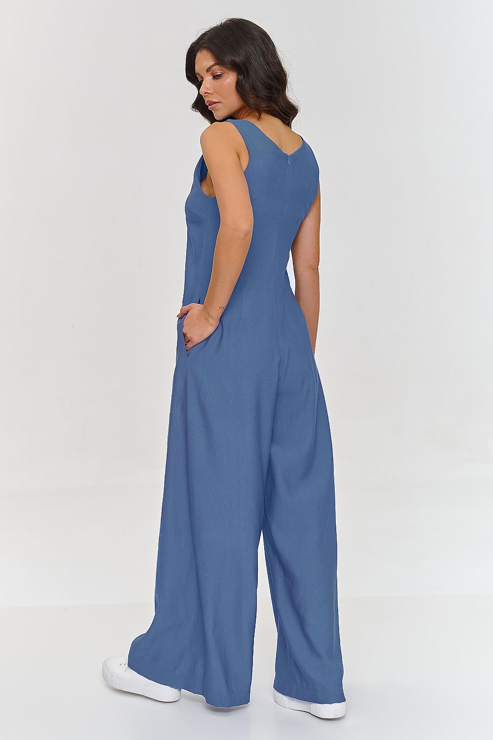 Stylish and comfortable wide-leg jumpsuit with V-neck by Makadamia, perfect for any occasion from daytime outings to evening gatherings.