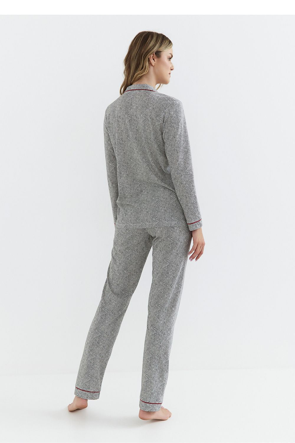 Close-up view of Cana's luxurious cotton women's pyjamas set showcasing the refined shirt collar and elegant detailing, designed for ultimate comfort and sophistication.