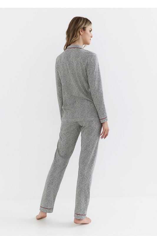 Close-up view of Cana's luxurious cotton women's pyjamas set showcasing the refined shirt collar and elegant detailing, designed for ultimate comfort and sophistication.