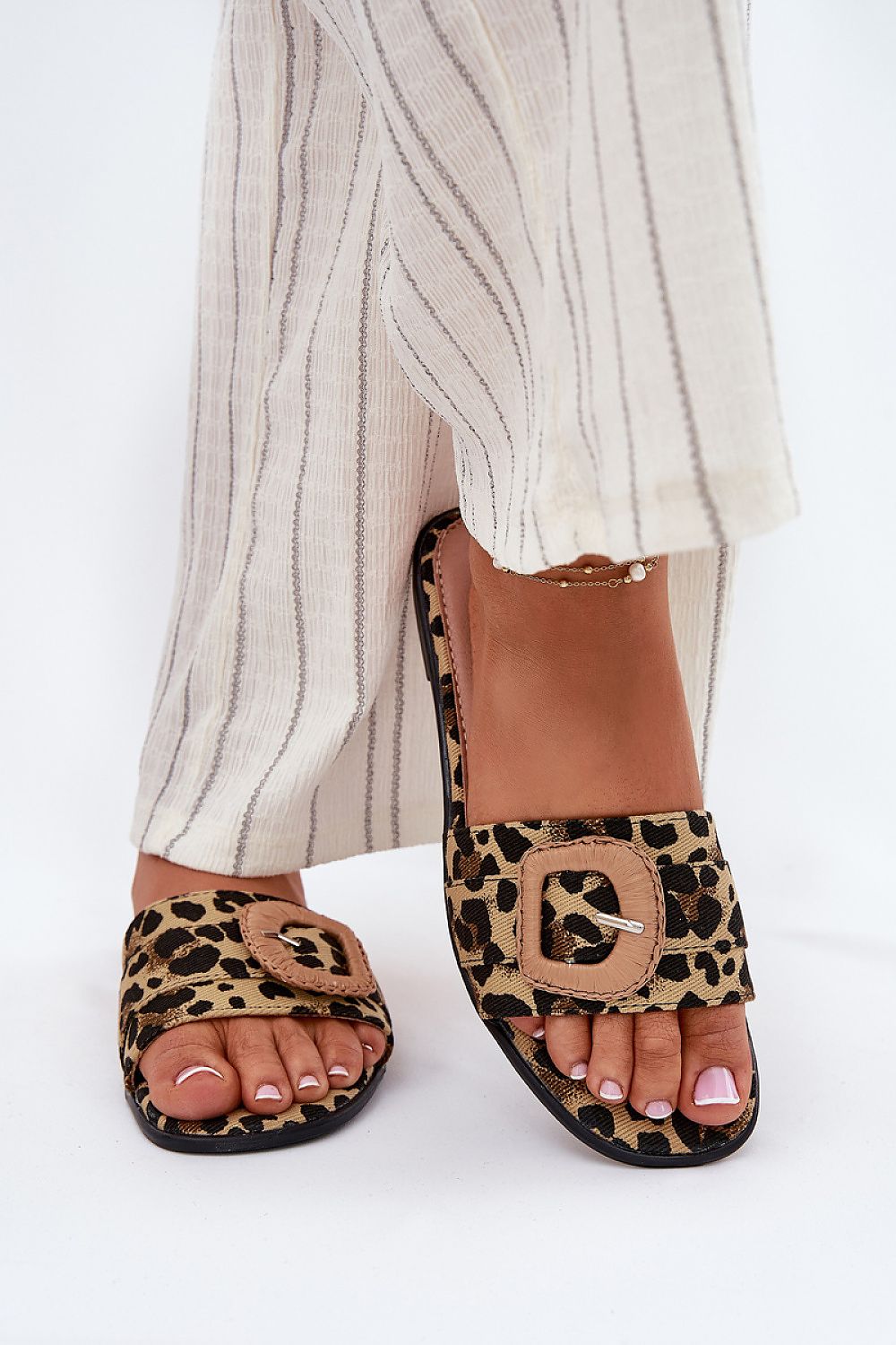 Step in Style stylish women's flat-heeled sandals embellished with a decorative buckle, the epitome of summer elegance and comfort.