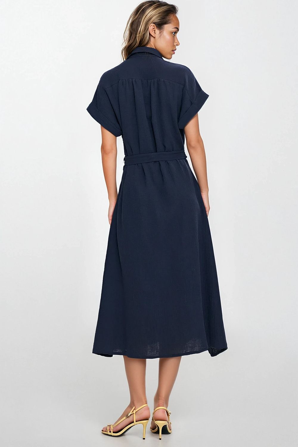 Casual summer look with the Nife Relaxed Fit Daydress, featuring subtle cap sleeves and functional side pockets, ideal for everyday elegance.