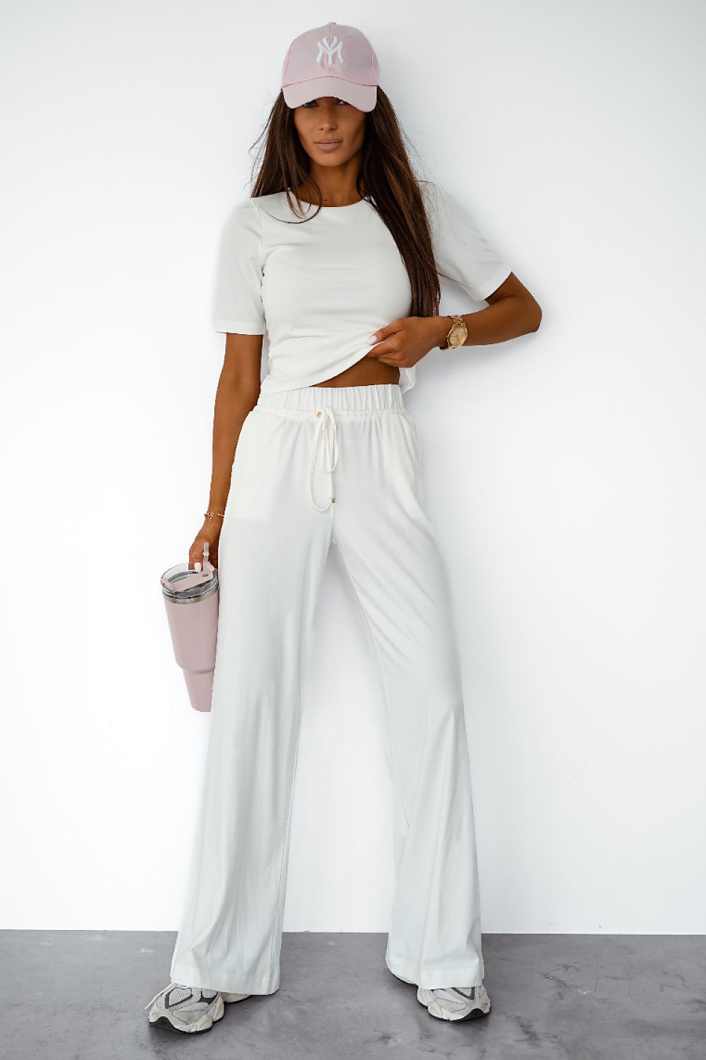 LaBalancia Women's comfortable long pants, highlighting the chic design and practical features such as side pockets, tailored for modern women's lifestyles.