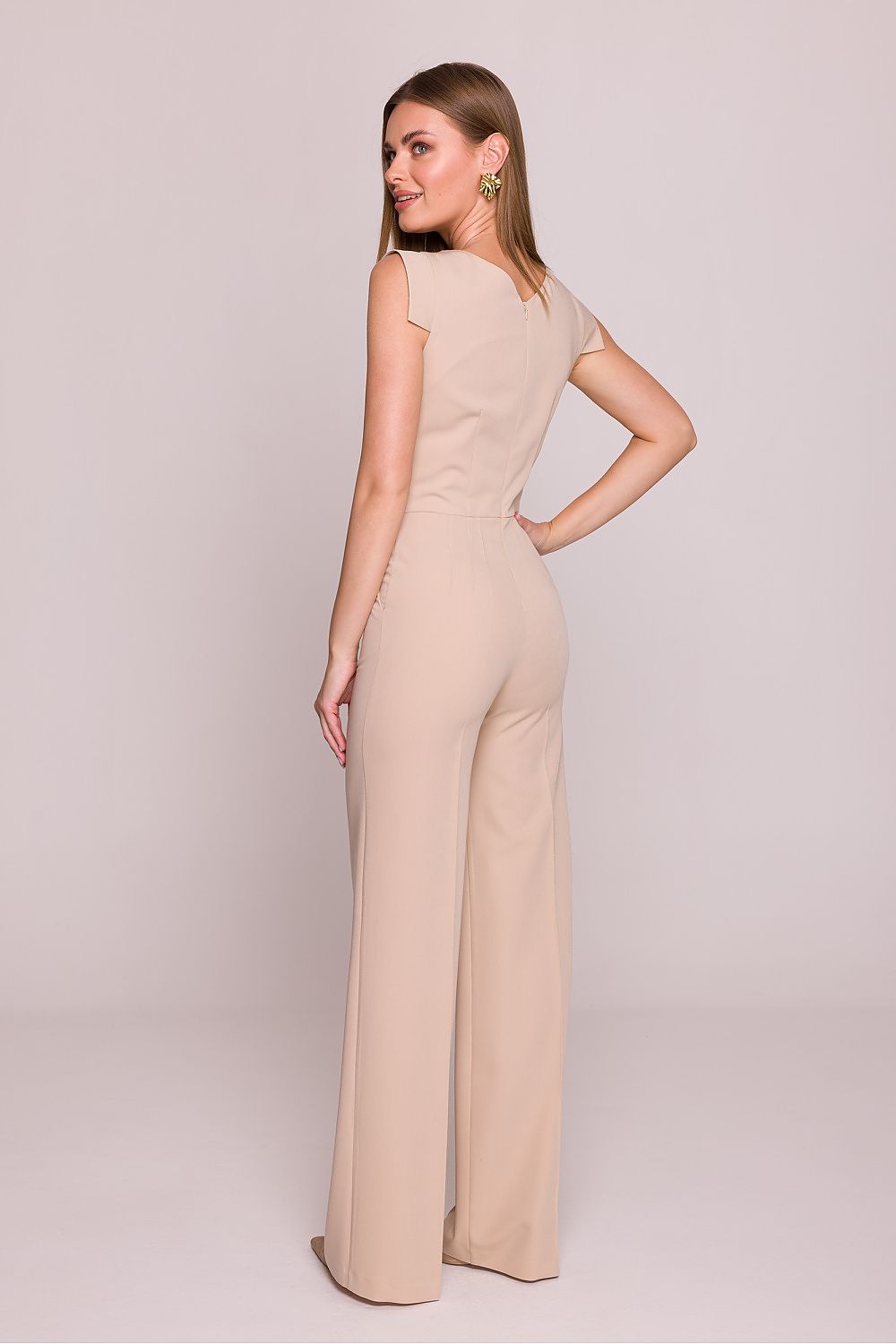 Stylove jumpsuit featuring wide trouser legs and practical side pockets, a perfect blend of comfort and luxury for any occasion.