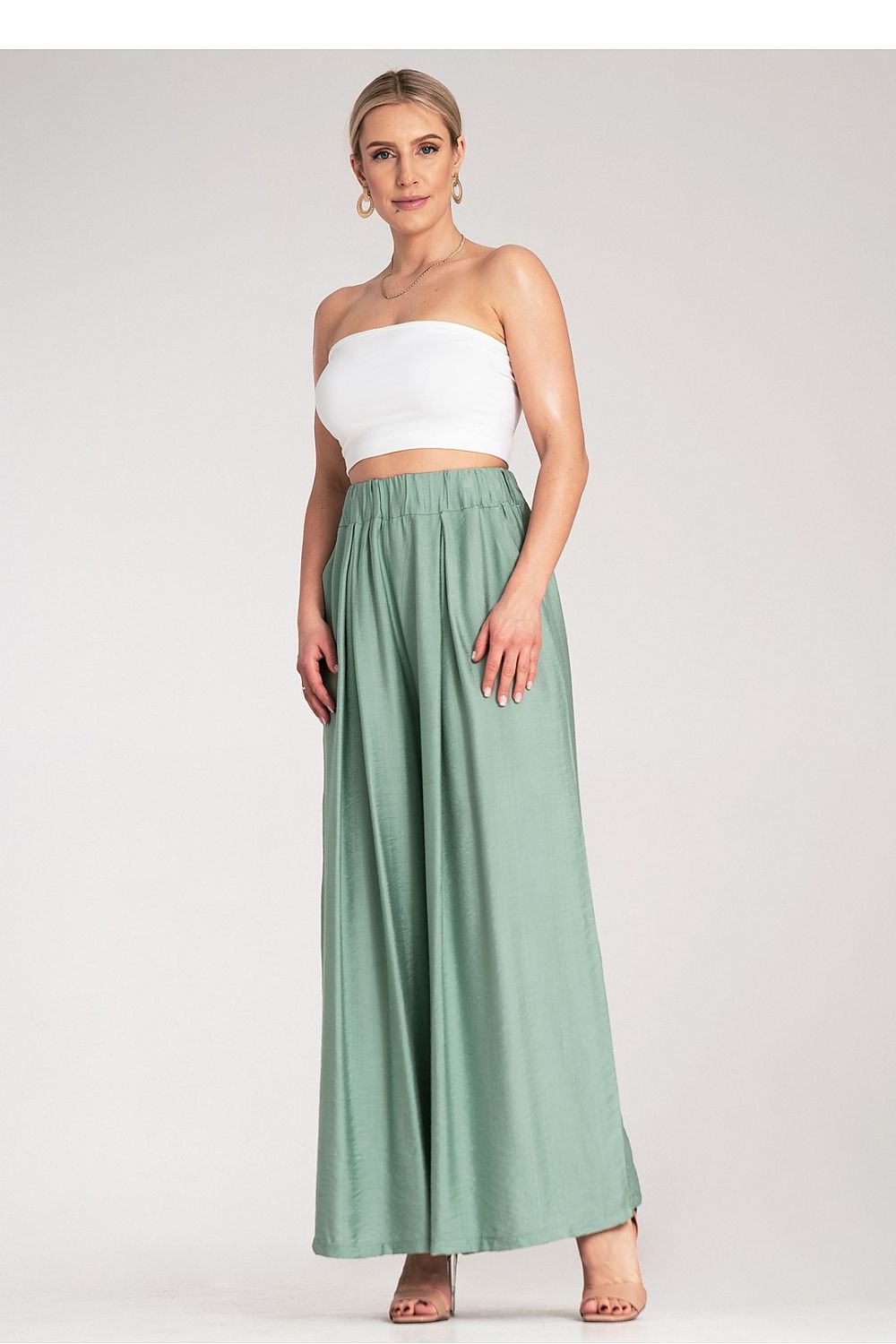 Chic and comfortable Figl loose skirt in light fabric, available in EU sizes, perfect for a luxurious wardrobe.