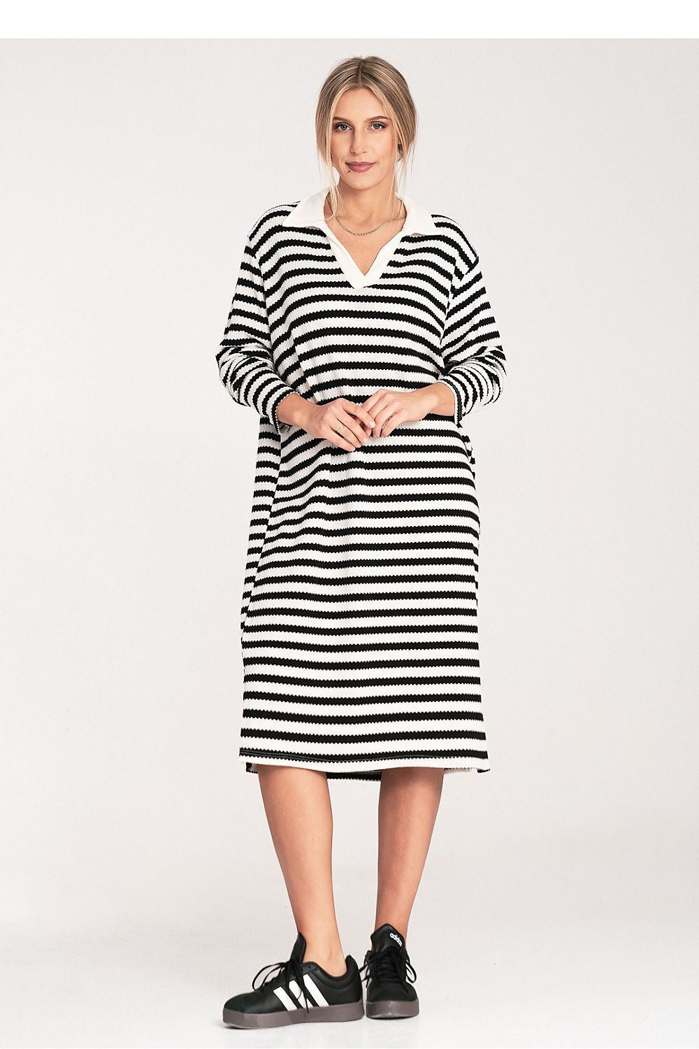 Chic Figl one-size-knitted dress, ideal for a refined look with its classic collar and below-the-knee length.