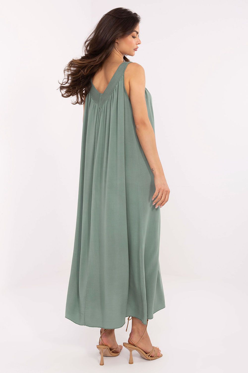 Chic Och Bella summer midi dress showcasing a lightweight and airy silhouette, available in sizes S to XL for a stylish and feminine look.