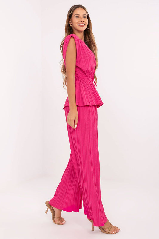 Elegant women’s pleated set featuring high-waisted trousers and sleeveless blouse by Italy Moda, showcasing luxurious pleated fabric in a sophisticated style.
