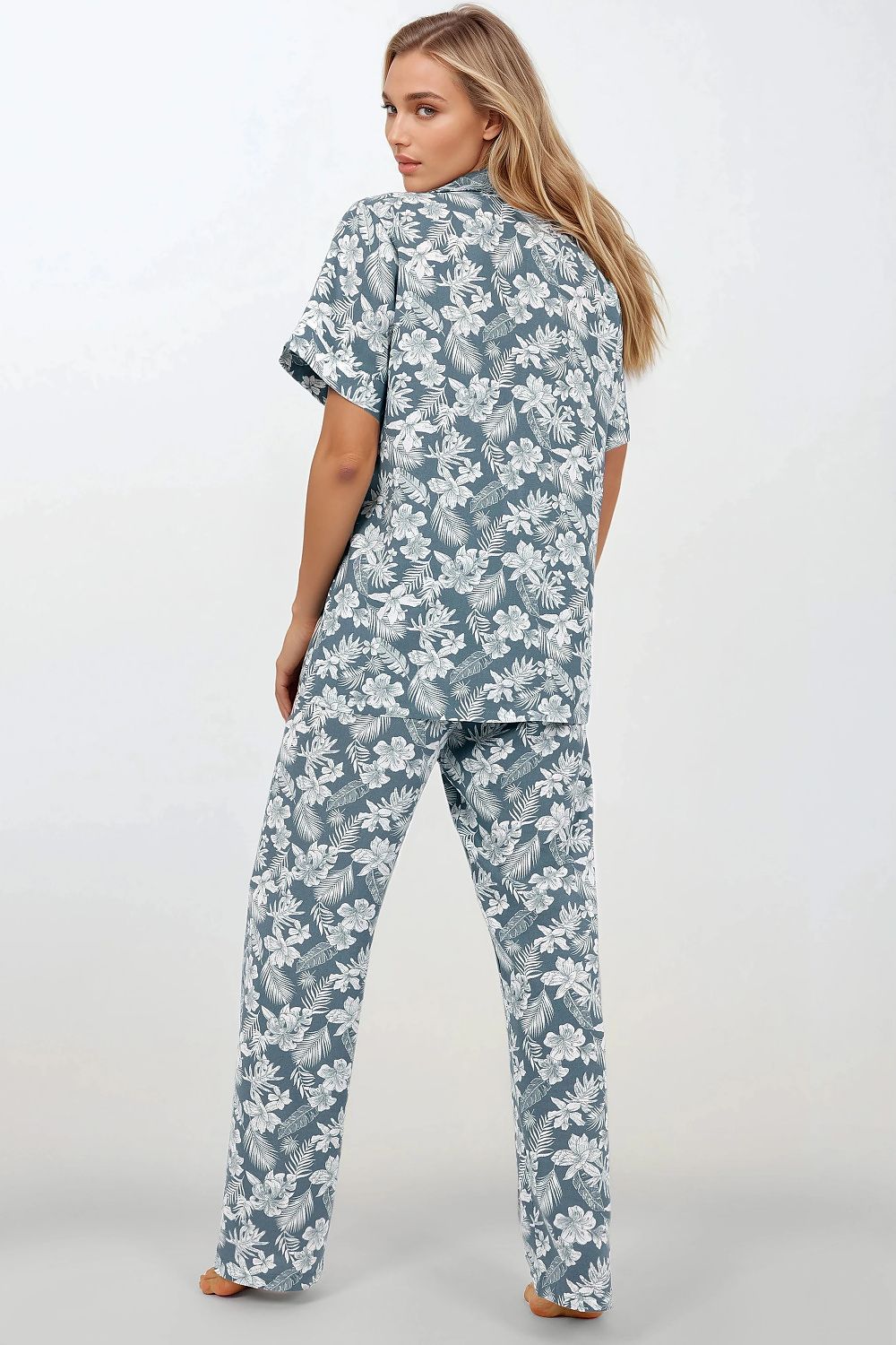 Chic and elegant women's short-sleeve pajamas top by Momenti Per Me, perfect for achieving a refined bedtime look.