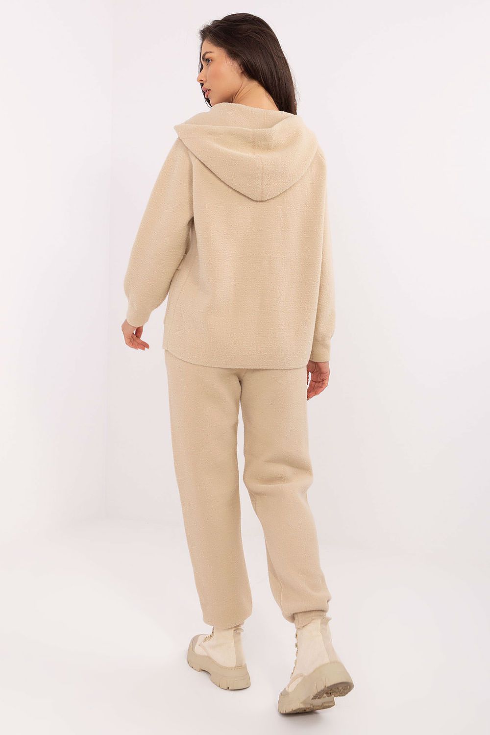 Detailed fit of the high-waisted tapered pants from MBM's Women's Wool-Blend Casual Set, illustrating the tailored silhouette and convenient slip pockets.